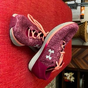 Size 9 under armour sneaks